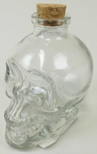 Butelka z przezroczystego szkła w kształcie ludzkiej czaszki